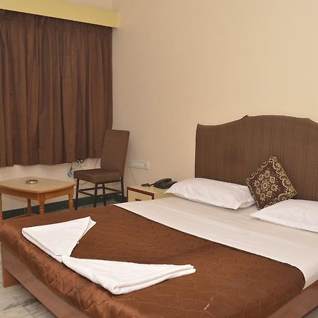 Hotel Sky Park Диндигъл Екстериор снимка