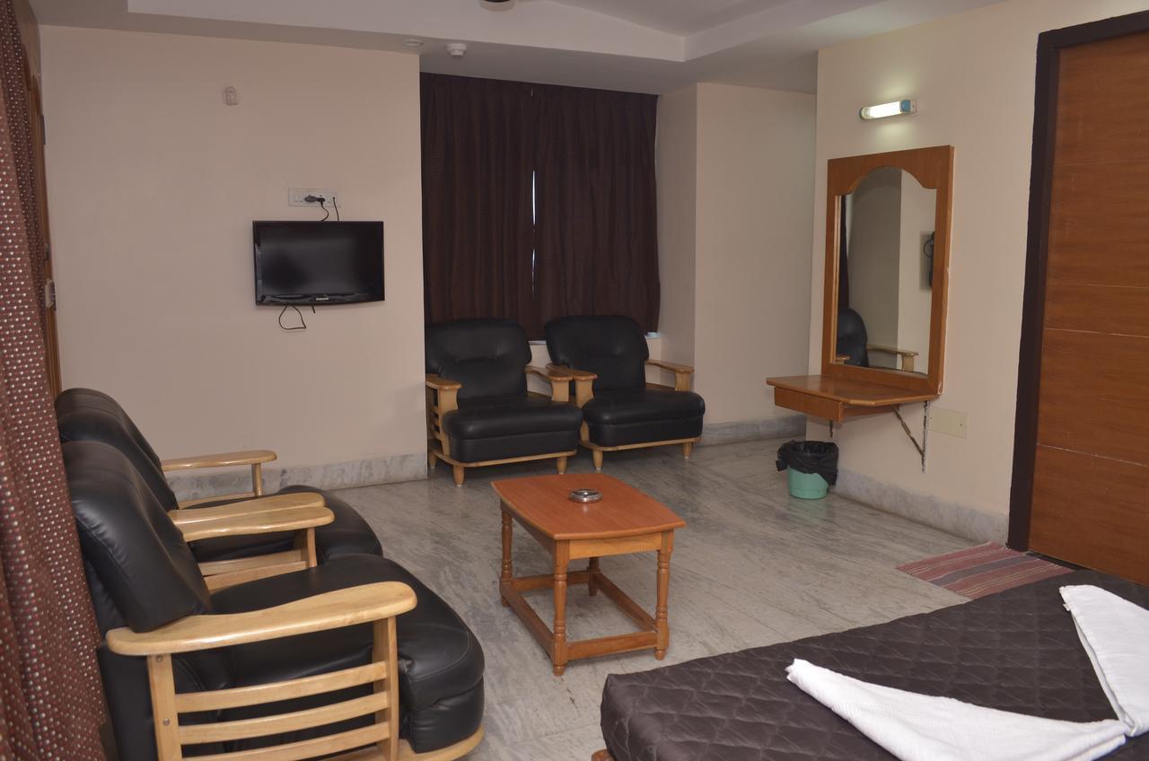 Hotel Sky Park Диндигъл Екстериор снимка
