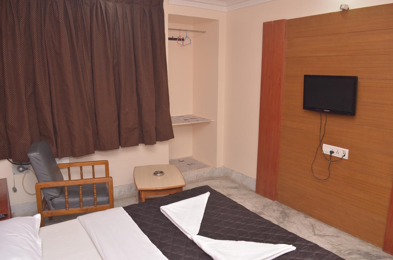Hotel Sky Park Диндигъл Екстериор снимка