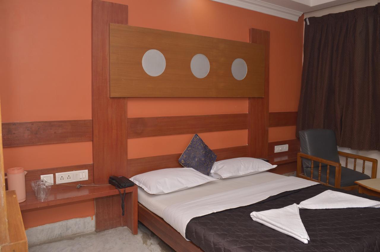 Hotel Sky Park Диндигъл Екстериор снимка